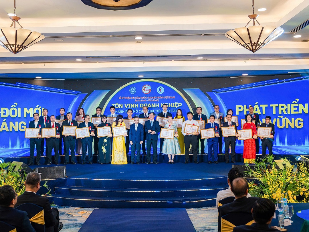 PKC VÀ CEO LƯU THỊ THANH MẪU ĐƯỢC VINH DANH “DOANH NGHIỆP, DOANH NHÂN THÀNH PHỐ HỒ CHÍ MINH TIÊU BIỂU”: TIẾP NỐI HÀNH TRÌNH PHÁT TRIỂN BỀN VỮNG